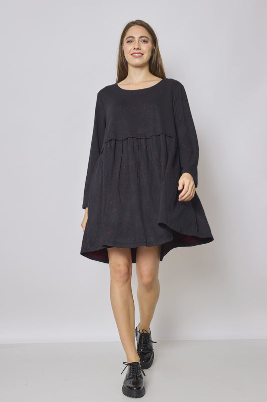 Robe tunique noire aux touches rouges